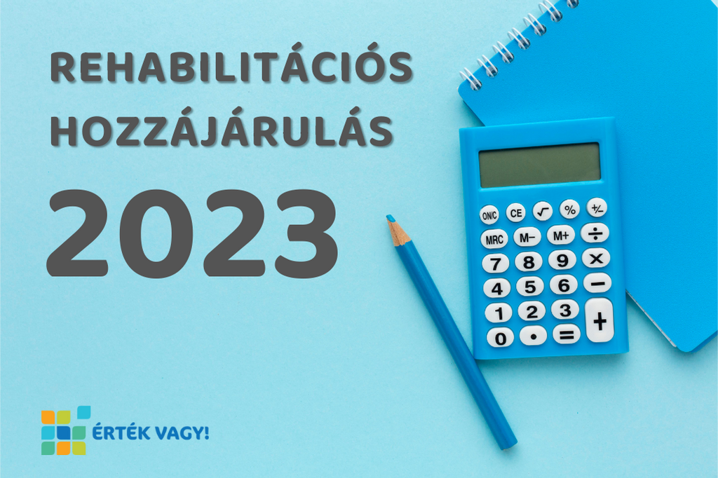 Egy szemléltetést szolgáló számológép és ceruza mellett a Rehabilitációs hozzájárulás 2023-ban cím szerepel