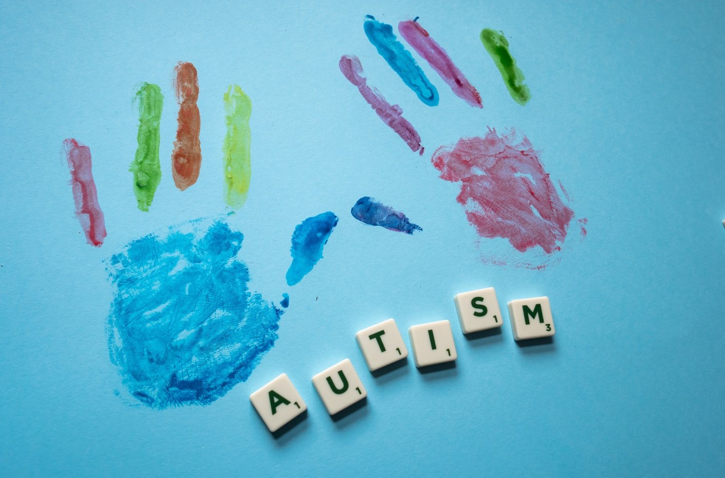 Két kézlenyomat, alatta az autizmus felirat.