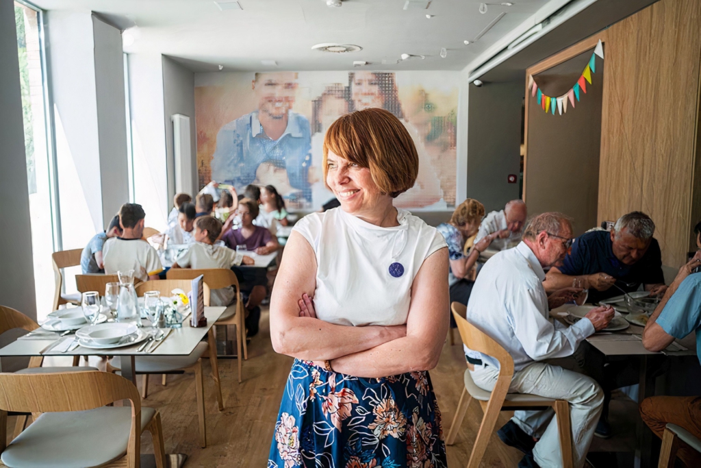 Mészáros Andrea, a Kék Madár Alapítvány ügyvezetője áll az Ízlelő étteremben