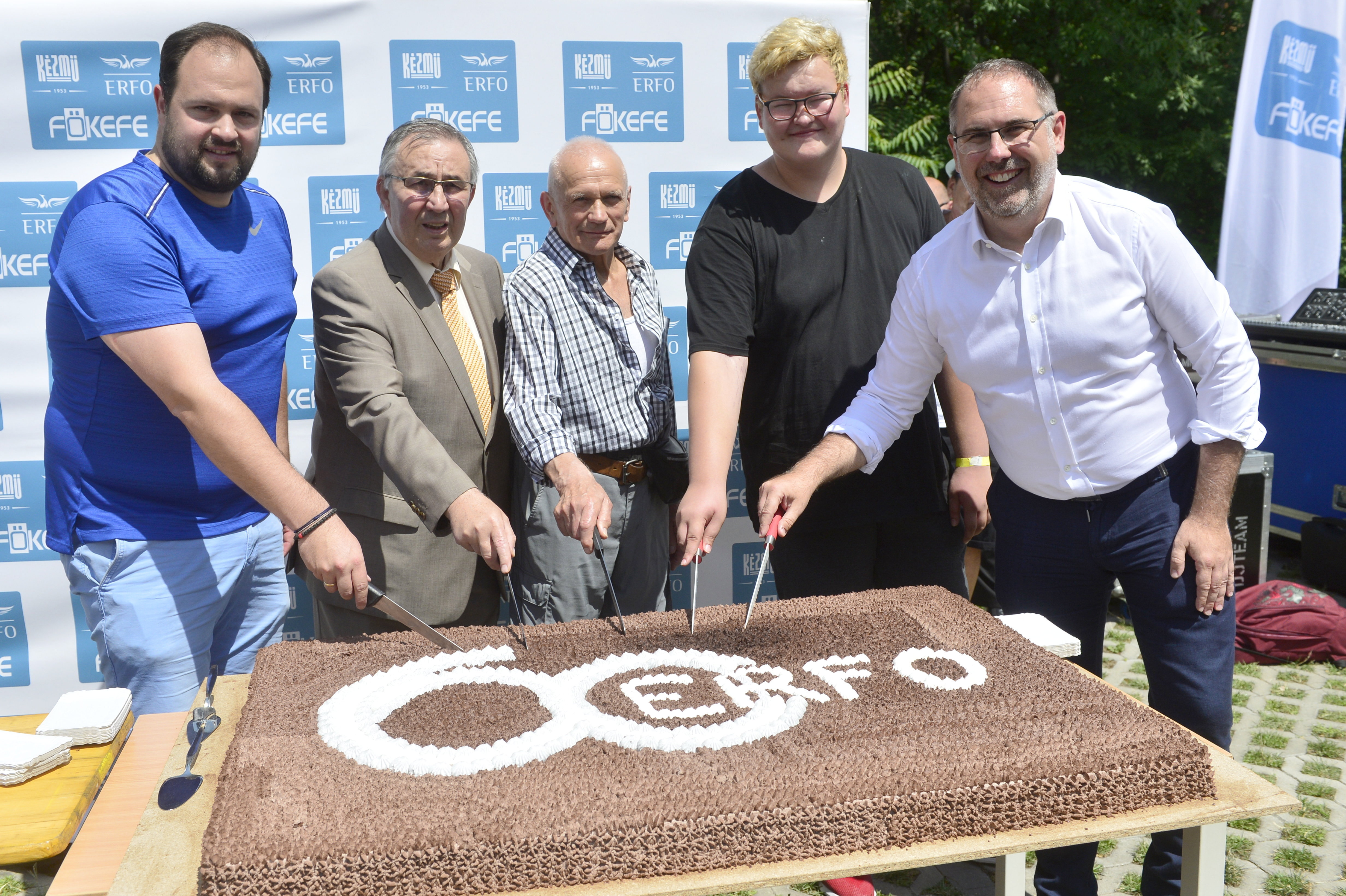 A képen Csizi Péter többedmagával az ERFO 60. évfordulójára készített tortát vágja fel.