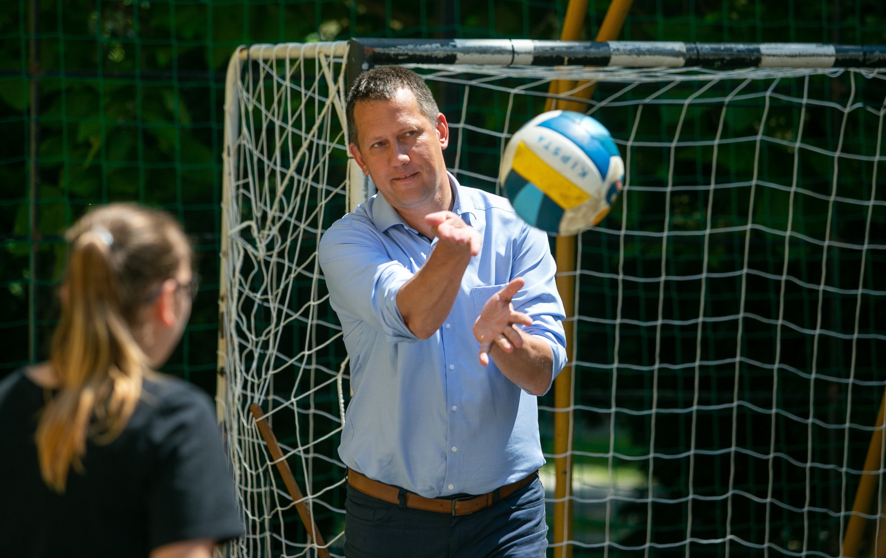 Fülöp Attila gondoskodáspolitikáért felelős államtitkár a kalocsai gyermekotthon szervezett gyermeknapon, labdajátékban vesz részt.