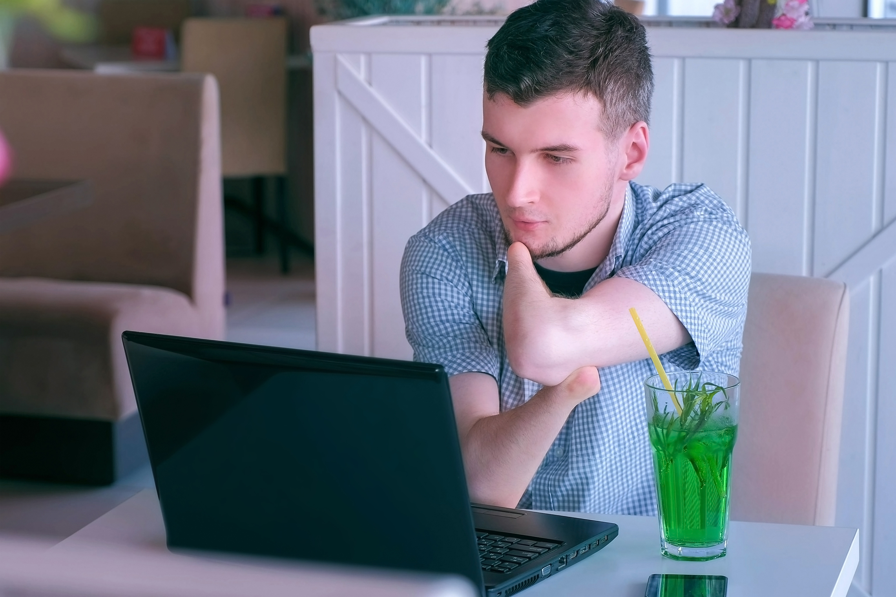 Végtaghiányos férfi ül egy laptop előtt.