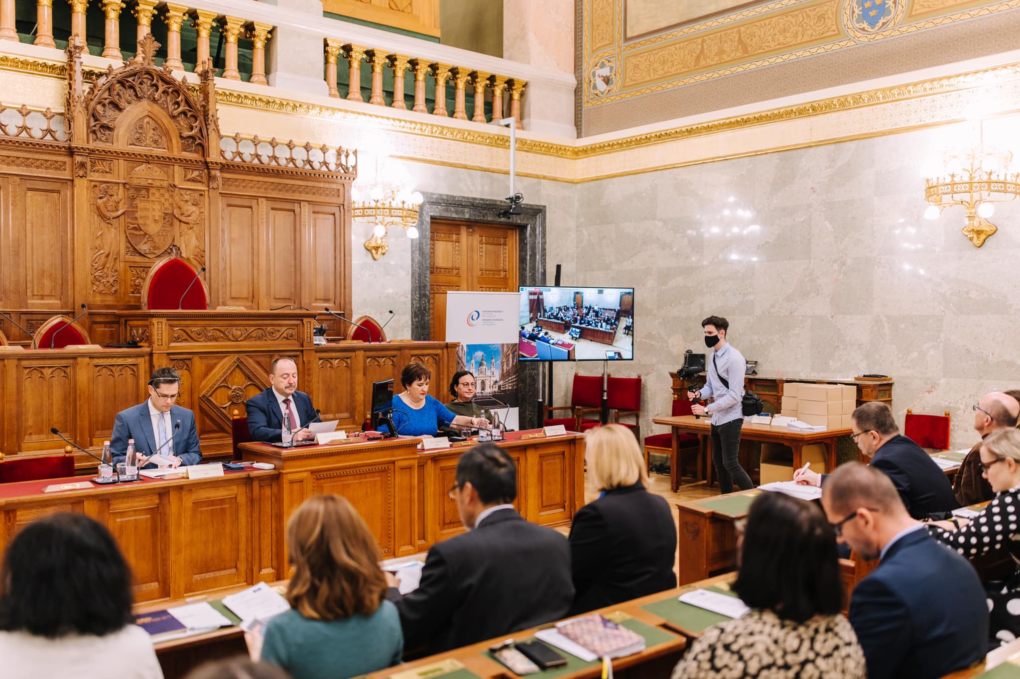 Az esélyegyenlőségi konferencia résztvevői tárgyalnak a parlamentben