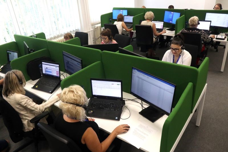 Call Center munkatársai dolgoznak az irodában