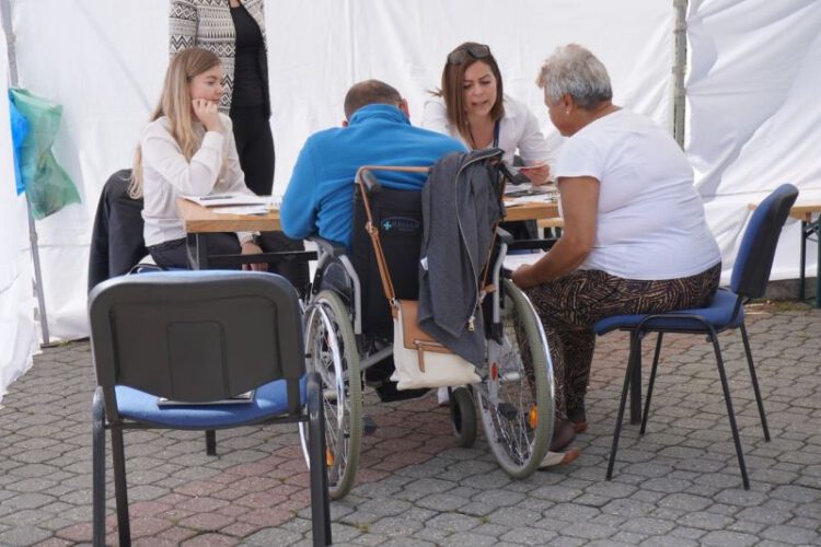 Egy kerekesszékes személy is részt vesz a miskolci toborzónapon.