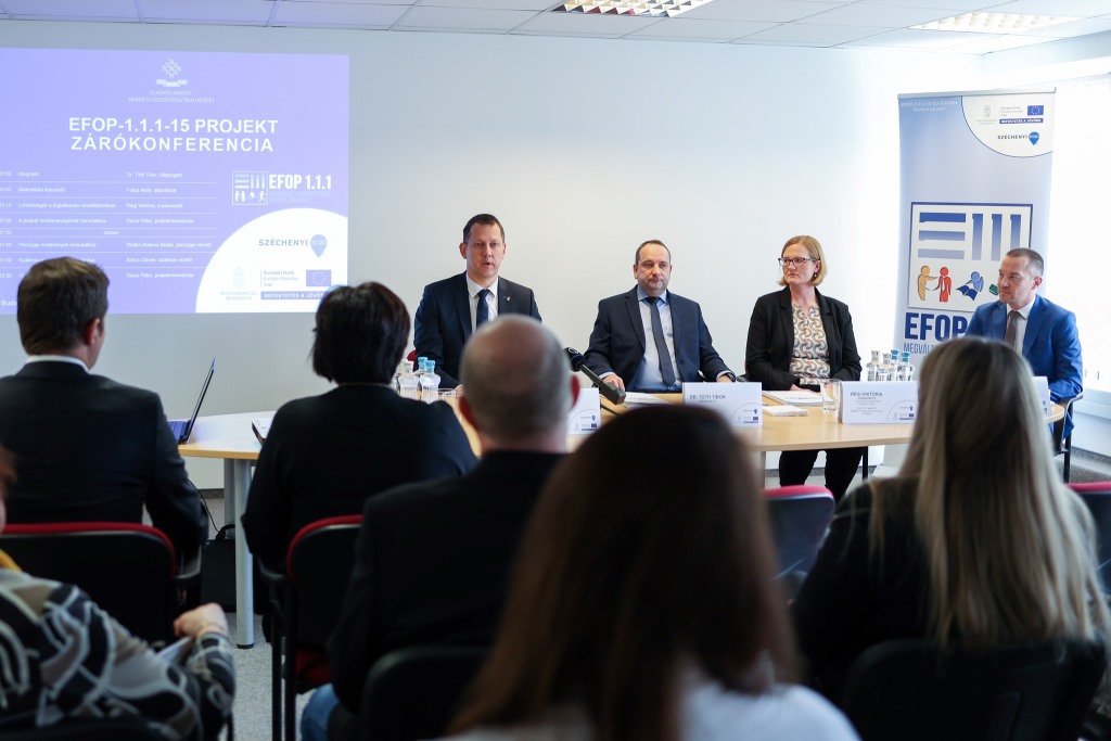 A képen a konferencia előadói vannak: Fülöp Attila államtitkár, Dr. Tóth Tibor főigazgató, Régi Viktória irodavezető, és Daczi Péter projektmenedzser vannak., 