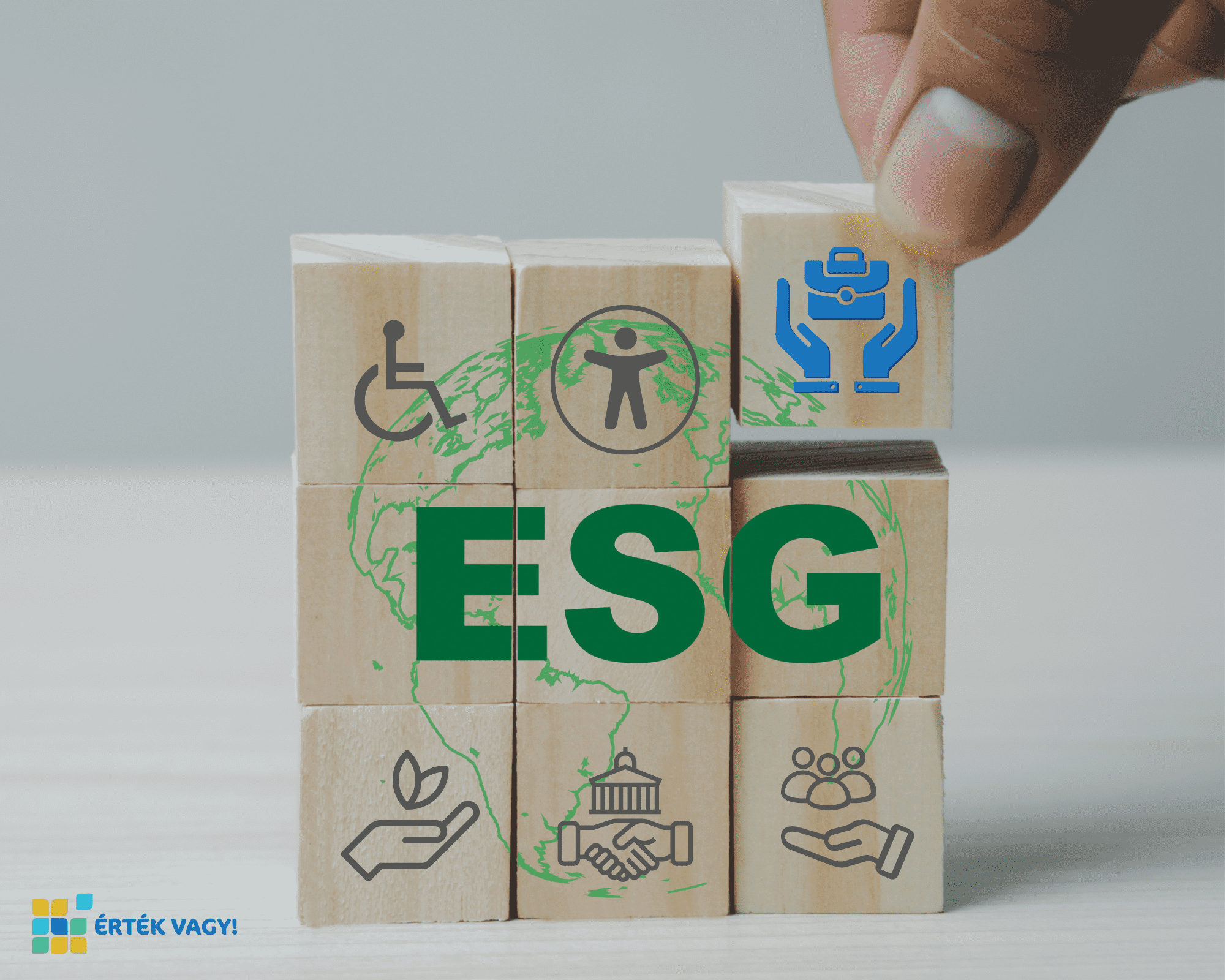 Háromszor három kiskockából álló nagyobb kocka, rajta az ESG felirattal és kisikonokkal