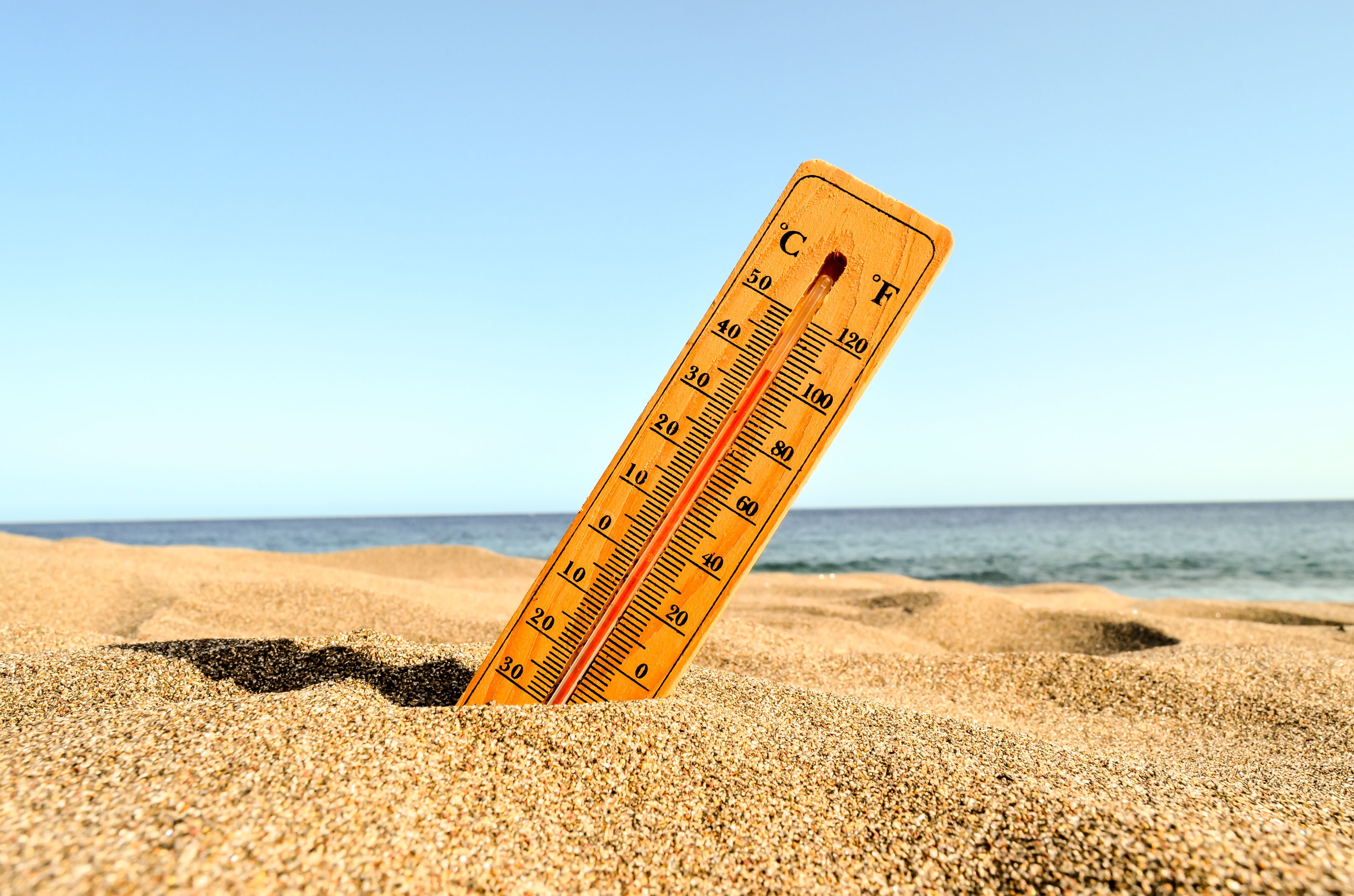 Homokos tengerparton egy hőmérő.