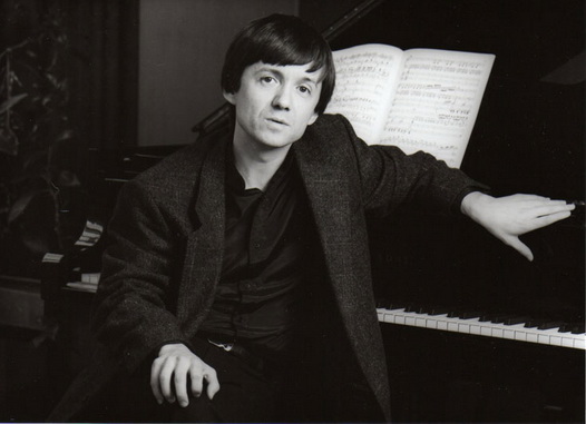 Szokolay Balázs a zongora mellett.
