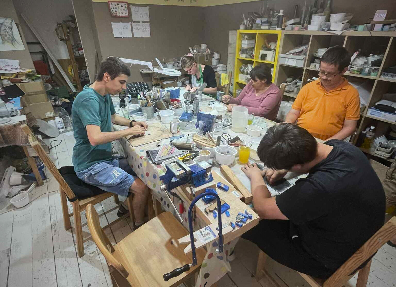 Dolgozók kézműves tevékenységet végeznek a fejlesztő foglalkoztatás keretében.